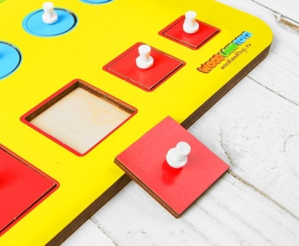 Рамка-вкладыш М. Монтессори «Больше-меньше»