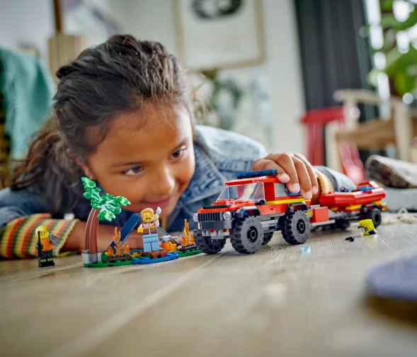 Конструктор LEGO City Пожарная машина 4x4 со спасательной лодкой 60412