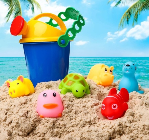 Резиновые игрушки и ведёрко. Набор для купания и игры в песке. Цвет МИКС