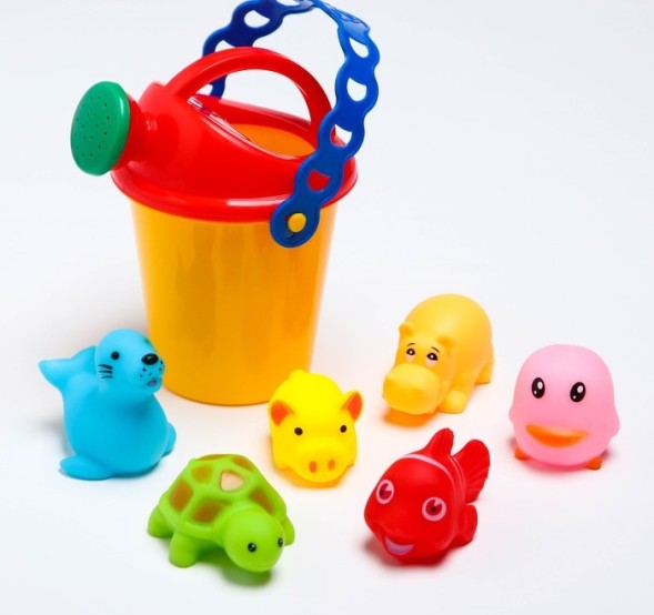 Резиновые игрушки и ведёрко. Набор для купания и игры в песке. Цвет МИКС