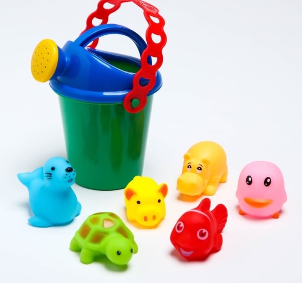 Резиновые игрушки и ведёрко. Набор для купания и игры в песке. Цвет МИКС
