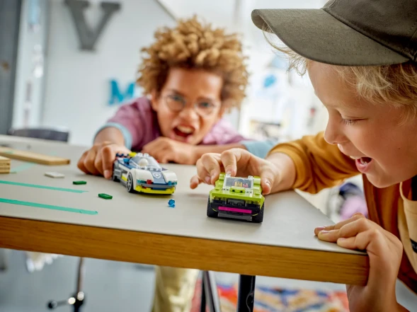 Конструктор LEGO City Погоня на полицейской машине и Маслкаре 60415