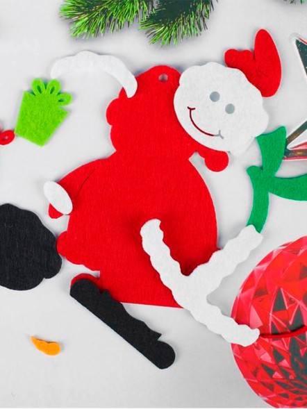 Набор для творчества - создай ёлочное украшение из фетра «Снеговик с подарком»