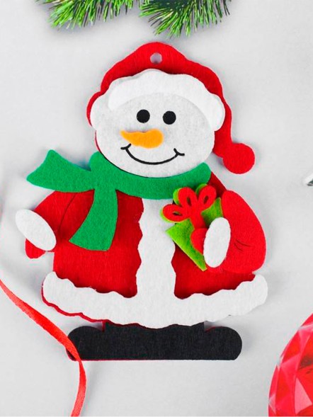 Набор для творчества - создай ёлочное украшение из фетра «Снеговик с подарком»