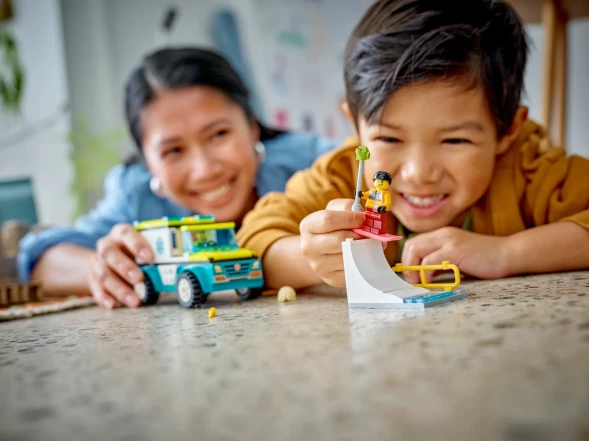 Конструктор LEGO City Скорая помощь и сноубордист 60403