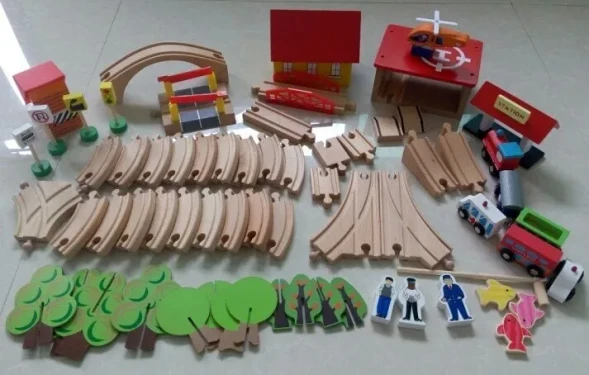 Деревянная железная дорога детская с депо, переездом, мостом, станцией, 70 деталей