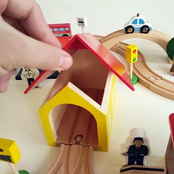 Деревянная железная дорога детская с депо, переездом, мостом, станцией, 70 деталей