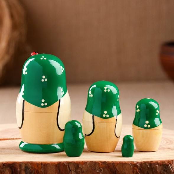 Матрёшка Божья коровка, зелёное платье, 5 кукольная, 10-12 см