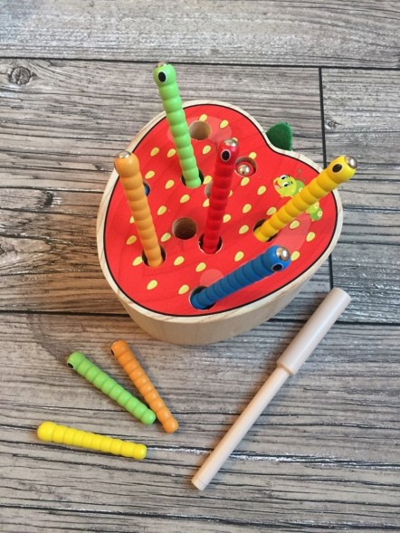 Магнитная игра "Поймай червячка", Клубника