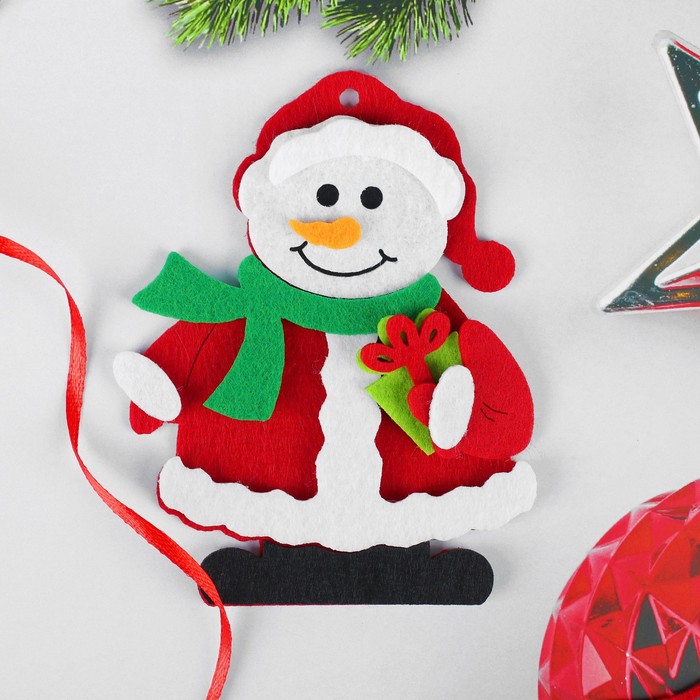 Набор для творчества – создай ёлочное украшение из фетра «Снеговик с подарком»